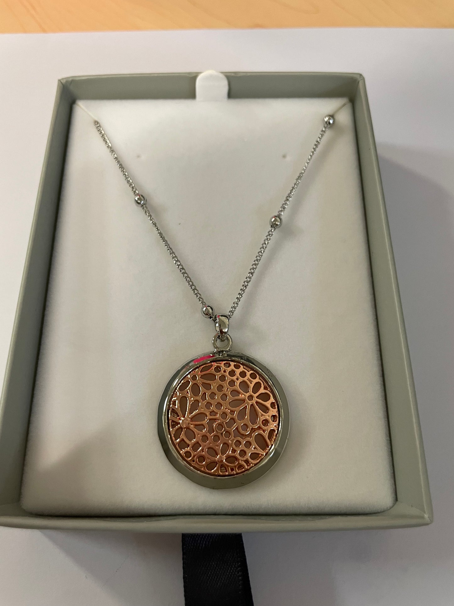 Silver/Rose Gold Flower Necklace (EN17)